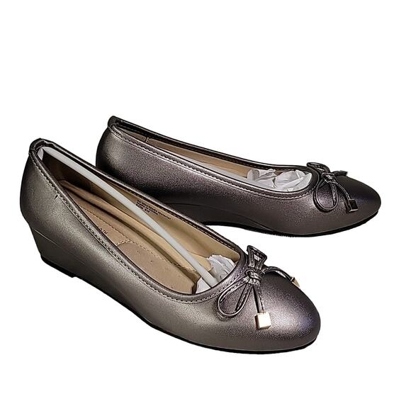 Salon Studio Metallic Pewter Wedge Slip On Bow Toe Shoes Womens 8W NEW - Picture 2 of 13